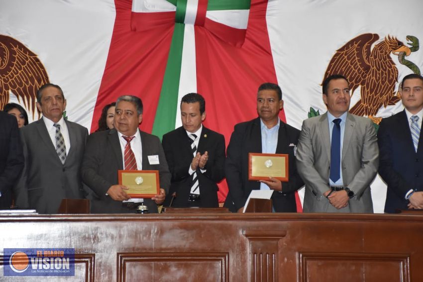 Entrega Congreso Estatal Medalla Michoacán al Mérito Docente 