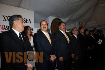 El Gobernador Leonel Godoy entregó de la presea Vasco de Quiroga.
