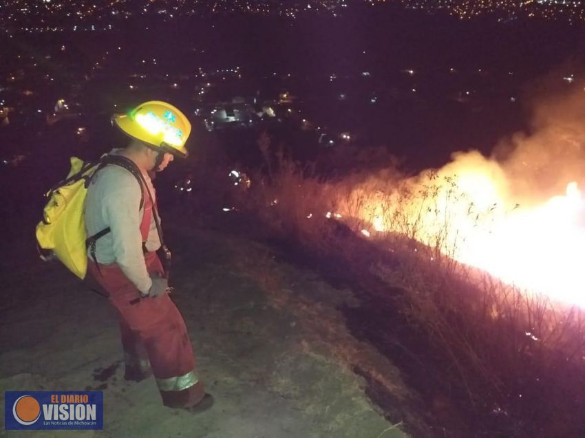 Atienden y controlan incendio en cerro de Jicalán en Uruapan  