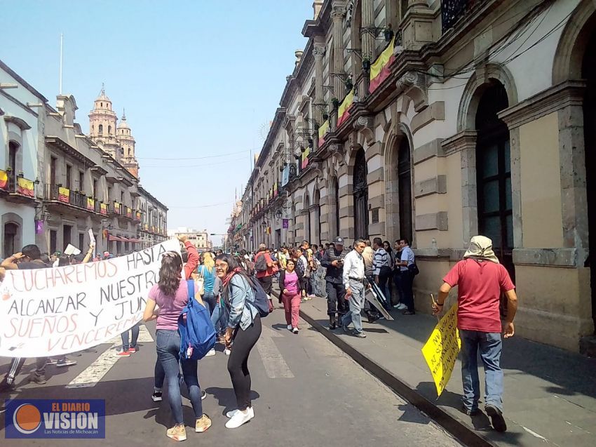 Trabajadores de la Junta de Caminos se manifiestan en acceso al Congreso de Michoacán