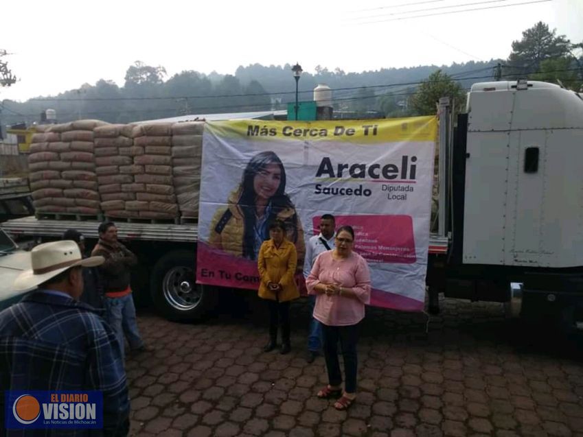 Entrega Araceli Saucedo material de construcción a familias del Distrito de Pátzcuaro