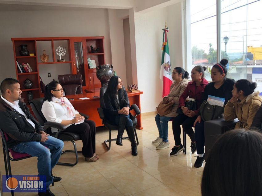 Araceli Saucedo entrega tinacos, becas y recursos para rehabilitación de área de usos múltiples