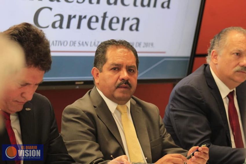 Lupillo Aguilera entrega proyecto de rehabilitación y mantenimiento de red carretera a la SCT 