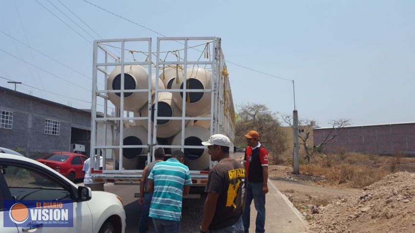 Entrega Lupillo Aguilera, tinacos, cemento y apoyos  para la educación y salud en Turicato