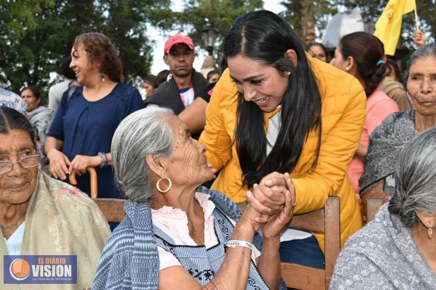 Araceli Saucedo entrega apoyos a mujeres del Distrito de Pátzcuaro