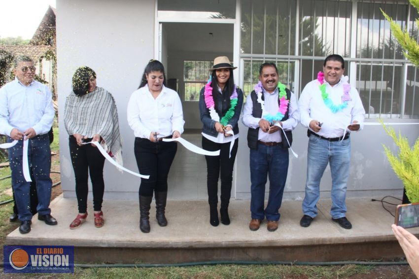 Araceli Saucedo inaugura comedor escolar en CEMSaD en Zirahuén
