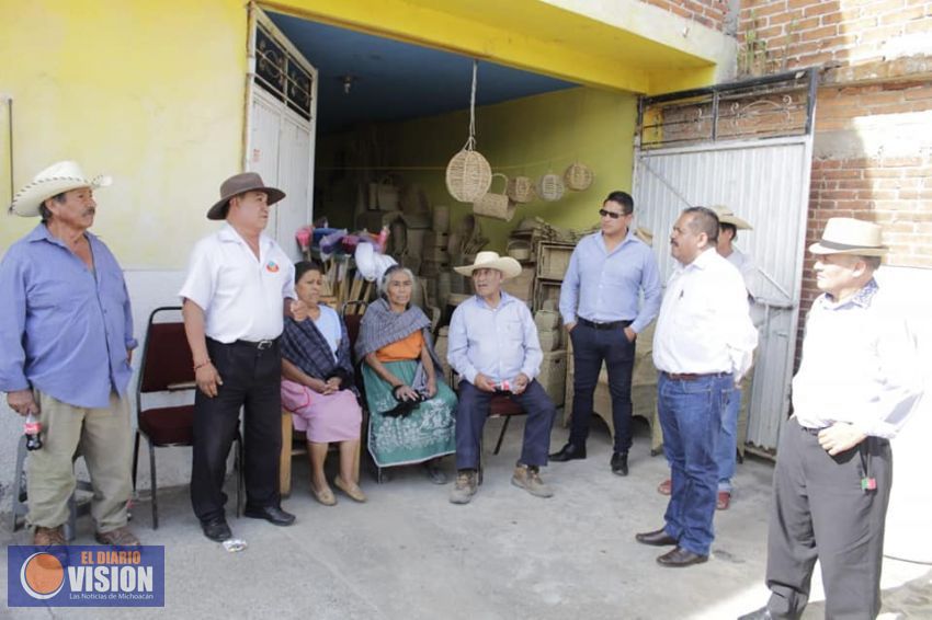 Entrega Lupillo Aguilera tinacos y materiales de construcción en Ihuatzio