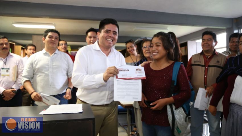 Ante presiones entregan tarjetas Bienestar en normales de Cherán y Tiripetío