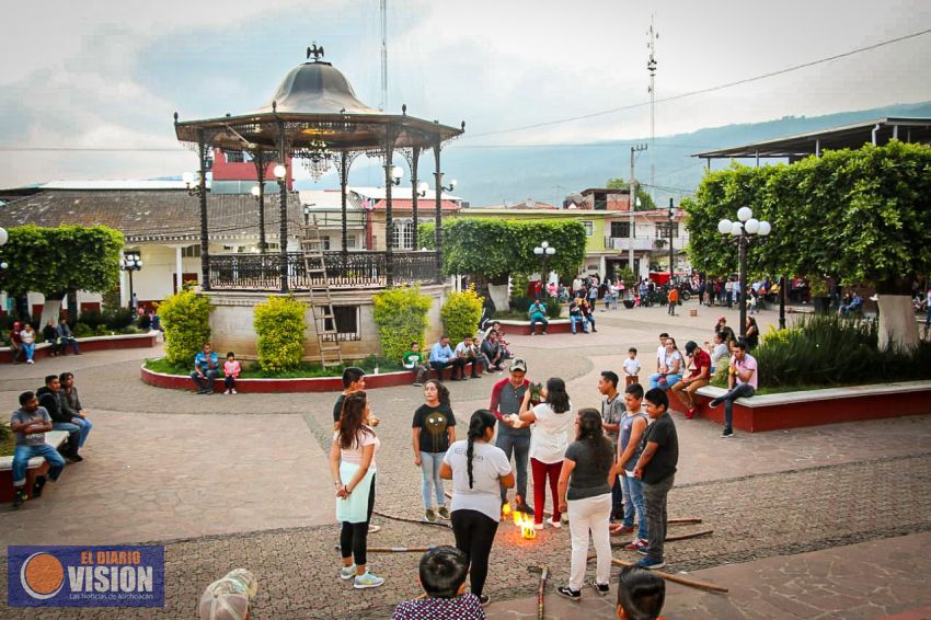 Jóvenes promueven el juego de pelota purépecha en la plaza de Tingambato