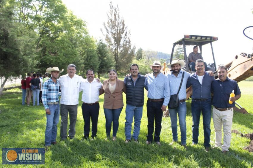 Pone en marcha Lupillo Aguilera construcción de  techado en Telesecundaria de Etúcuaro