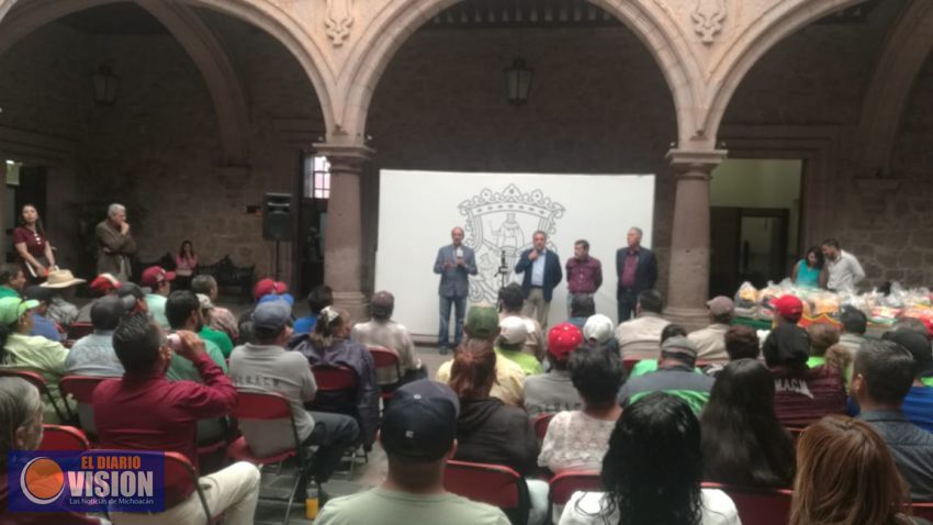 Entrega Raúl Morón equipos de trabajo a personal del ayuntamiento