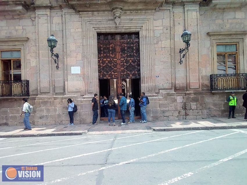 Inaudito..!! Abren de par en par, la puerta principal de Palacio de Gobierno 