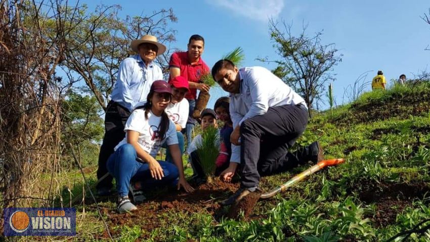 Francisco Cedillo, diputado local, asiste a reforestación 