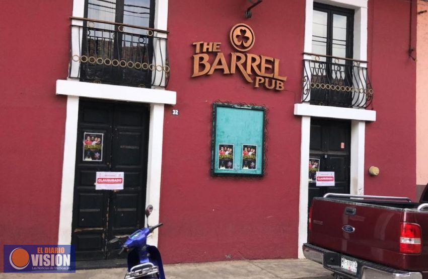 Por carecer de licencia y resello, clausuran dos establecimientos de giro rojo