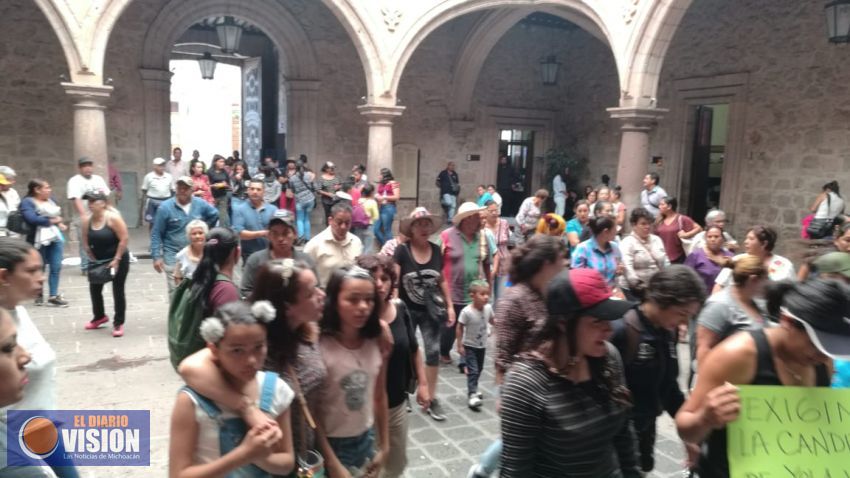 Se manifiestan en contra de Morón y Arroniz en el Ayuntamiento de Morelia 