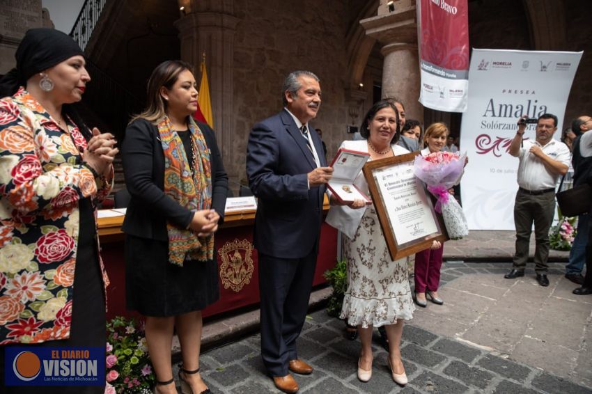 Entrega alcalde, Raúl Morón, presea Amalia Solórzano a luchadora social, Ana Luisa Barajas