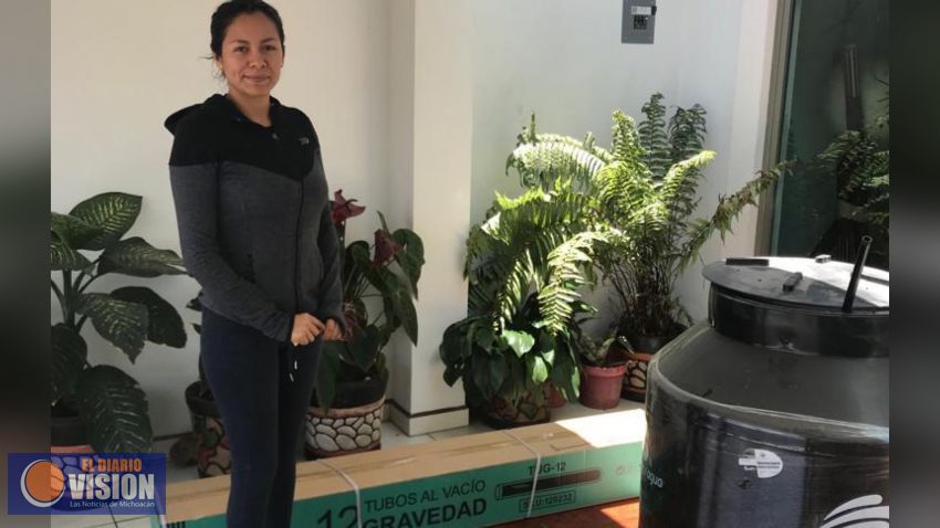 Carolina Hernández  entrega “dádivas” para comprar voluntades 