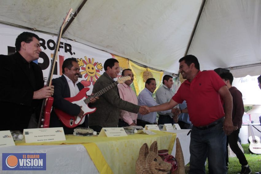 Hace entrega histórica de apoyos Lupillo Aguilera en favor de la población de algunos municipios 