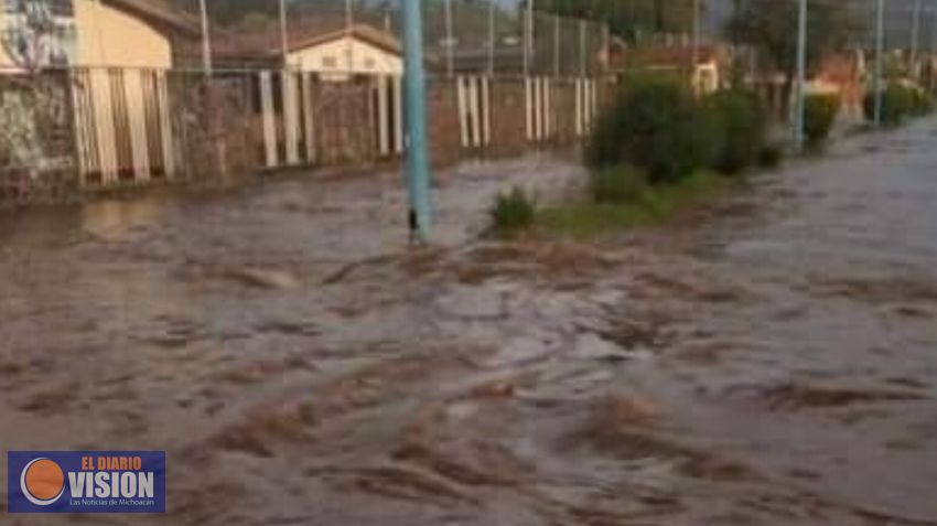 Fuerte inundación en Zacapu, pérdidas materiales 