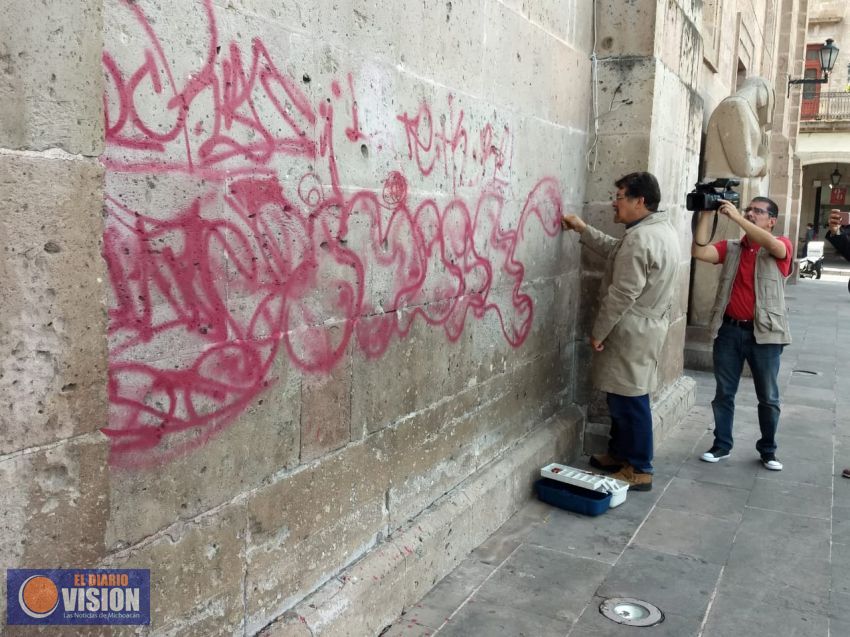 Inician procedimiento de retiro de grafiti en Catedral de Morelia 