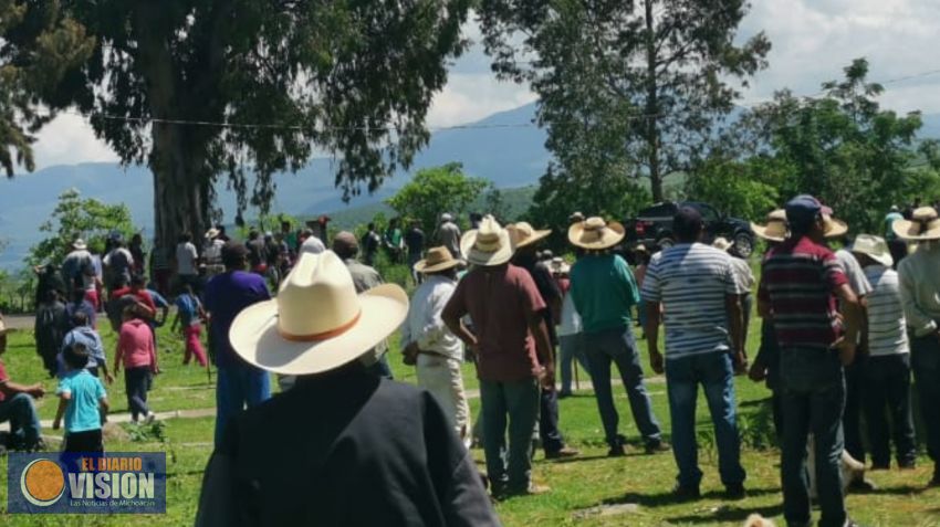 Rebeldía en Tenencia de Teremendo, queman vehículos 