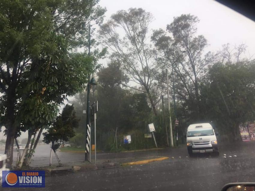 Inundaciones y caos vial, provoca tormenta al poniente de Morelia