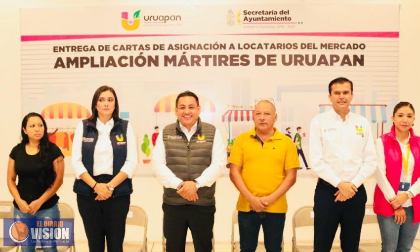 Víctor Manríquez otorga certeza legal a 61 comerciantes del Mercado Ampliación, Mártires de Uruapan