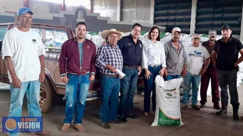 Macarena Chávez entrega fertilizante 