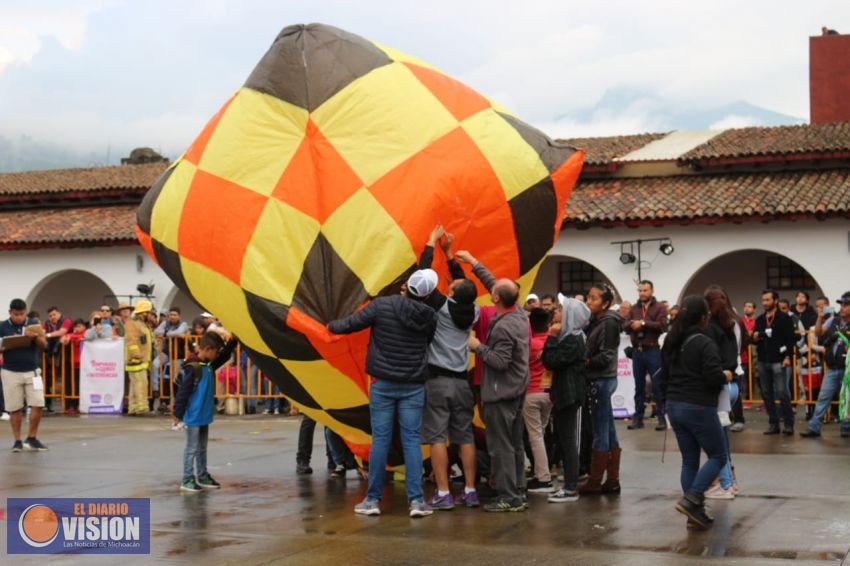 Visitantes de todo el país asisten a la inauguración del Cantoya Fiesta y Color
