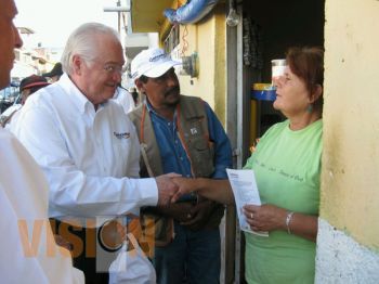 Casa por casa, comenta su propuesta el candidato Genovevo Figueroa Zamudio