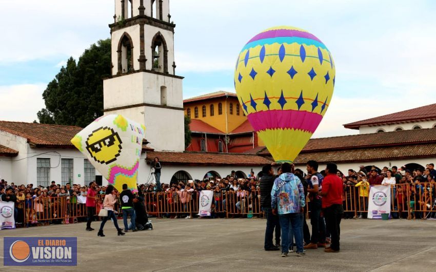 Visitantes de todo el país asisten a la inauguración del Cantoya Fiesta y Color