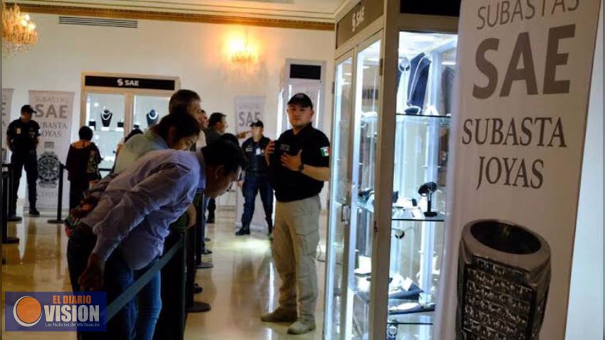 Subasta de joyas en Los Pinos recauda 10 mdp para caminos rurales en Michoacán.