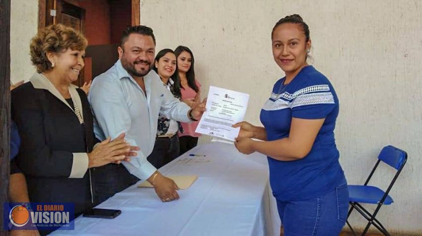 Ayuntamiento de Ziracuaretiro entrega recursos del programa estatal 