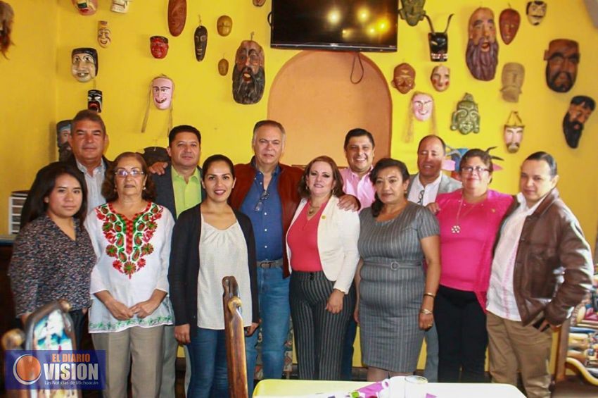 Se reúnen diputados federales con el Delegado regional del IMSS Michoacán 