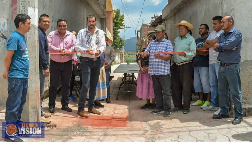 Edil de Erongarícuaro inaugura obra en la comunidad de Jaracuaro 
