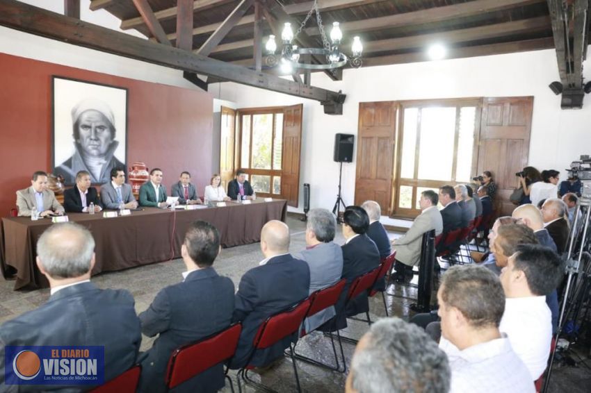 Firman Gobernador y CMIC convenio para impulsar obra social en Michoacán