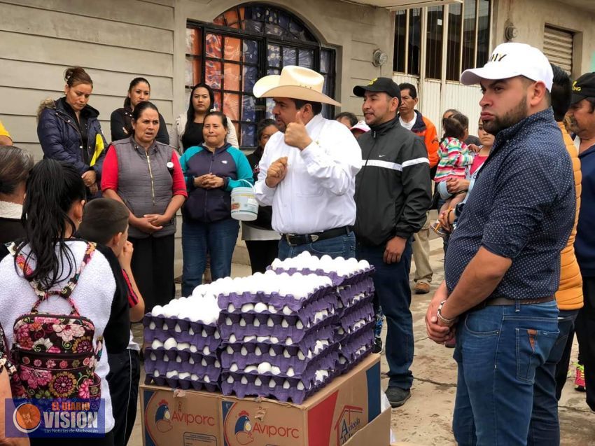 Más de 50 toneladas de huevo entrega Tony Martínez en la Región Oriente 