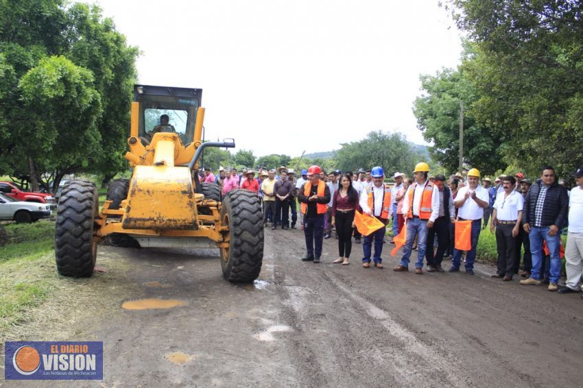 Pone en marcha Lupillo Aguilera rehabilitación de red carretera Chupio-Las Norias