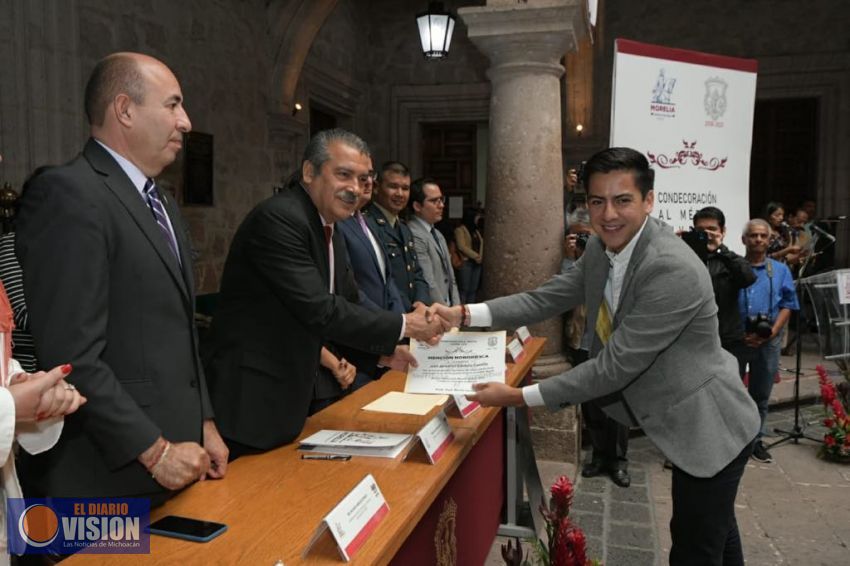 Entrega Ayuntamiento de Morelia la Condecoración al Mérito Juvenil 2019