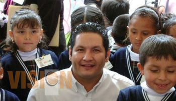 Moy se compromete a impulsar la educación de calidad 
