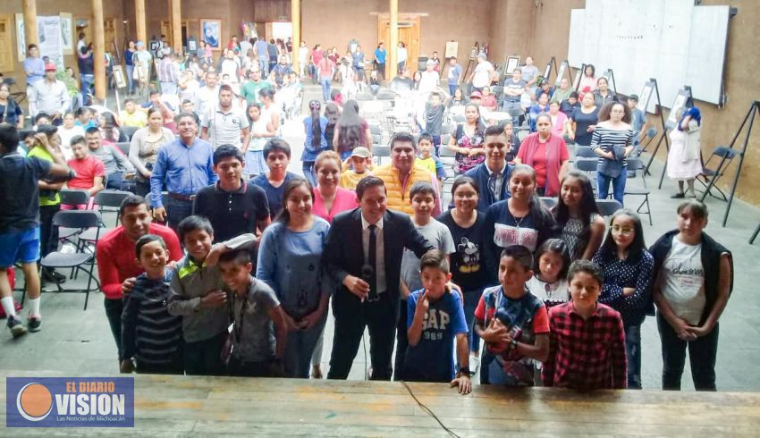 Daniel Ceja presenta la conferencia “Conquista tus más grandes sueños” en Tingambato 