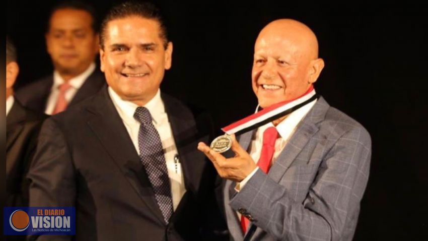 Recibe Pascual Sigala presea Suprema Junta Nacional Americana 
