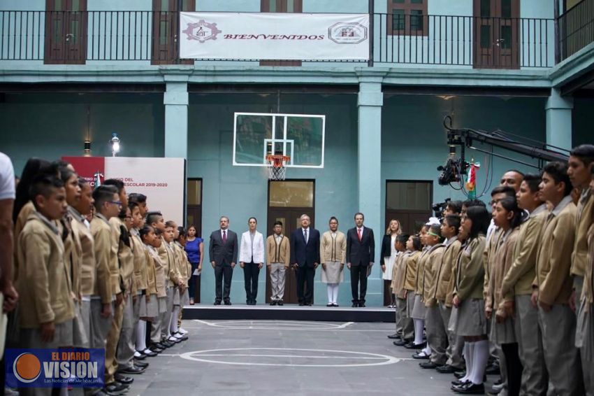 AMLO anuncia la entrega de 10 millones de becas en todos los niveles educativos