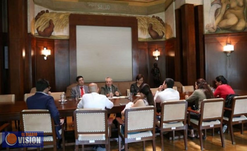 Padres de niños con cáncer mantienen reunión con el secretario de Salud
