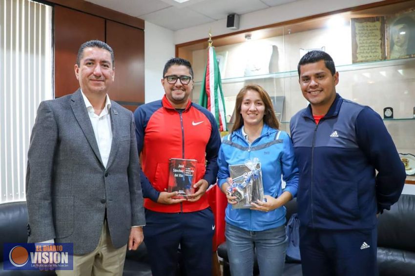 Rector de la UVAQ, recibe a exitosa alumna
