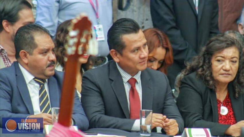 Firma Torres Piña acuerdo por el desarrollo de Michoacán y Guerrero 