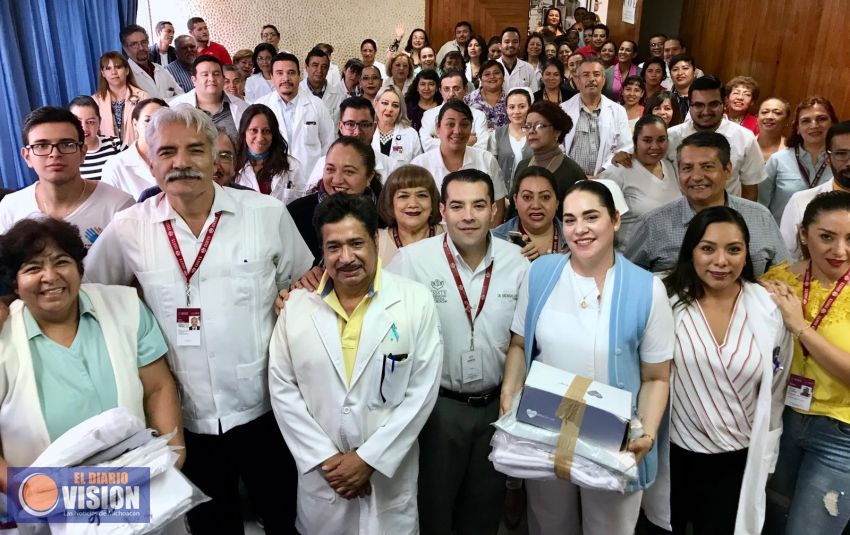 Entrega Mireles uniformes a personal del ISSSTE Uruapan   