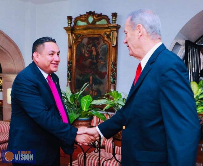 Víctor Manuel Manríquez, Alcalde de Uruapan, recibe a Embajador de Cuba