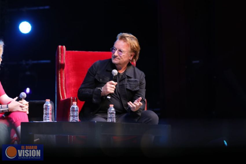 Bono, vocalista de U2, conferencista, en México Siglo XXI 