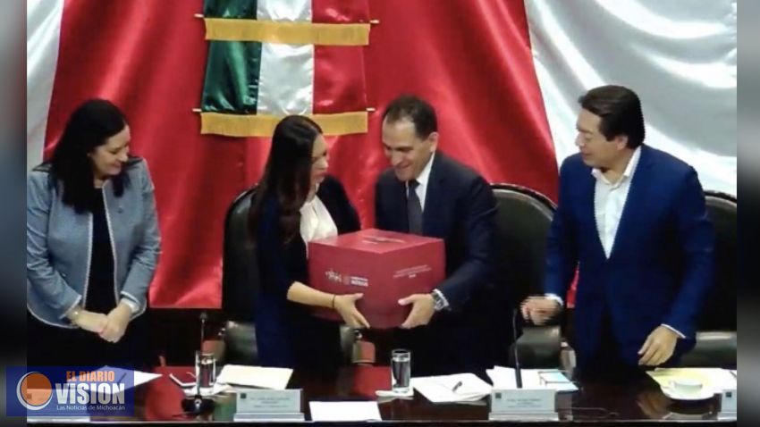 Hacienda entrega paquete económico 2020 a Diputados